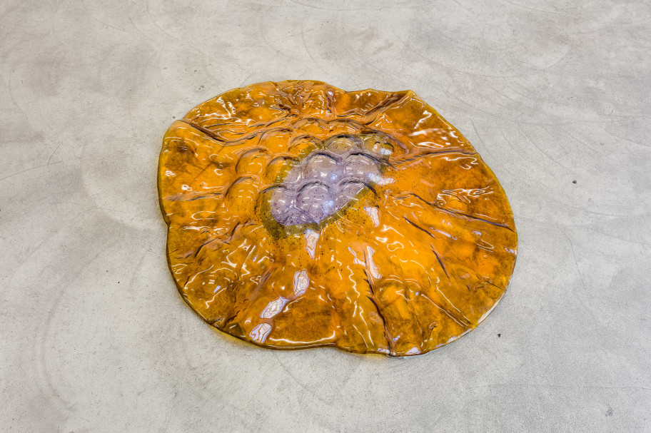 Hugo Canoilas Andromeda, 2020 Glas, Filzmatte 20 x 115 x 106 cm 