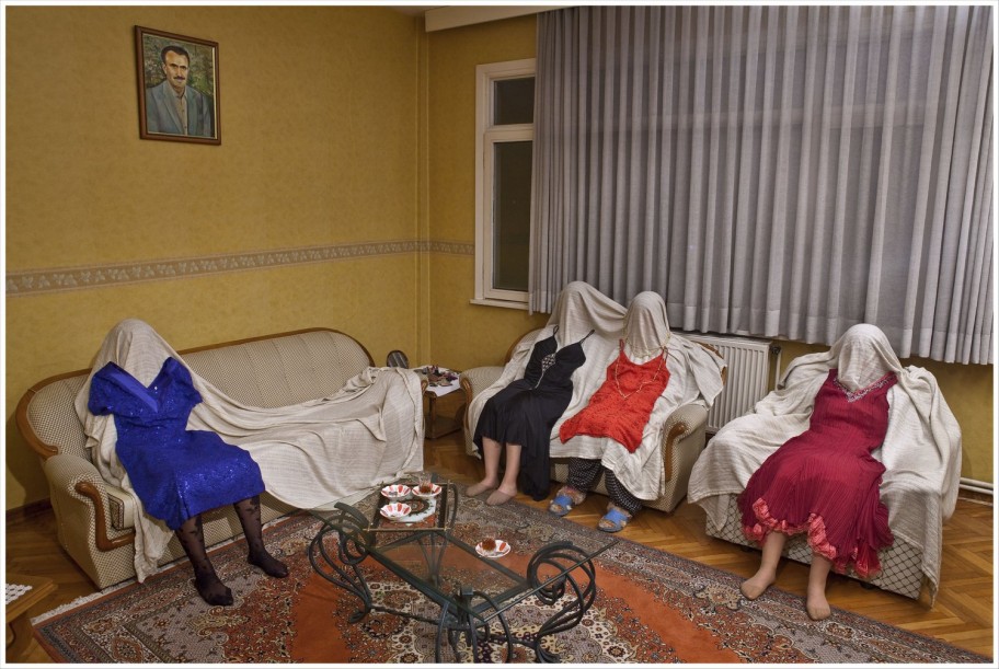 Nilbar Güreş OTURMA ODASI ÇIRÇIR SERİSİ’nden / THE LIVING ROOM from the ÇIRÇIR SERIES, 2010Edition von 5 + 1 A.P. C-Print 120 x 180 cm 