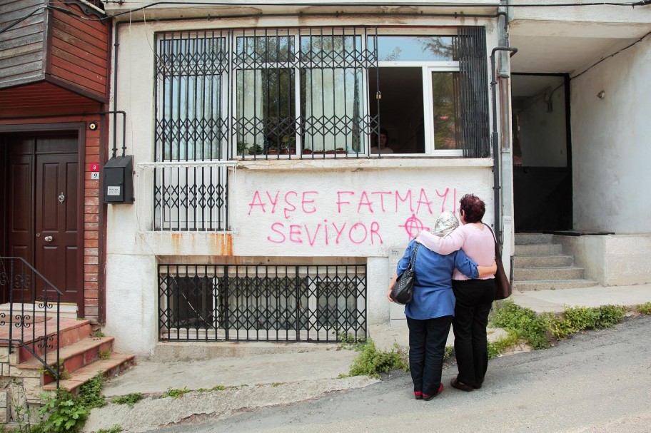 Nilbar Güreş Ayse loves Fatma, 2011C-Print 120 x 180 cm 
