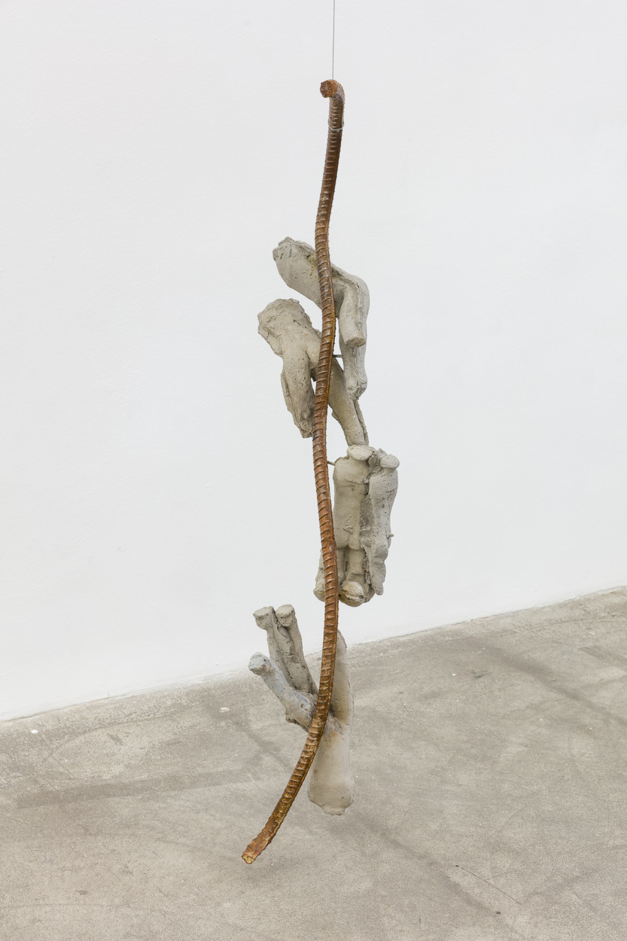  Yu  Ji Flesh in Stone – Ghost No. 10, 2020 Zement, Sand, Eisen, verformter Stahlstab 110 x 35 x 27 cm 