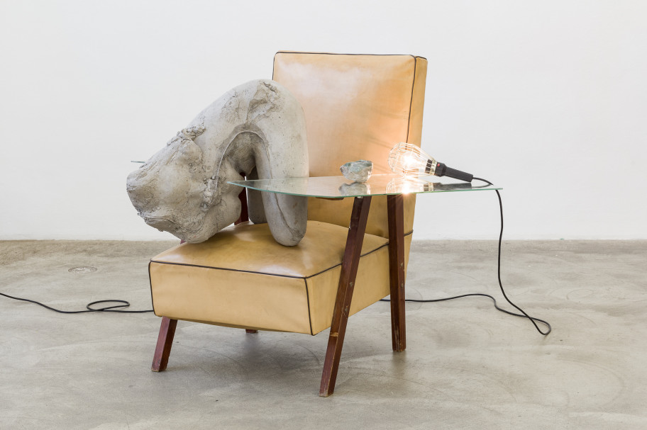  Yu  Ji Flesh in Stone – Ghost No. 9, 2021 Sofa, Zement, Stahlstange, Spiegel, Lampe, Stein 70 x 100 x 90 cm 