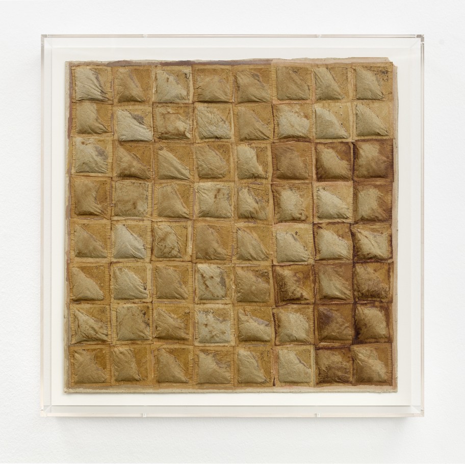 Roman Ondak Chessboard, 1991getrocknete Teebeutel, Karton, Plexiglas 56,5 x 56,5 x 9,5 cm 