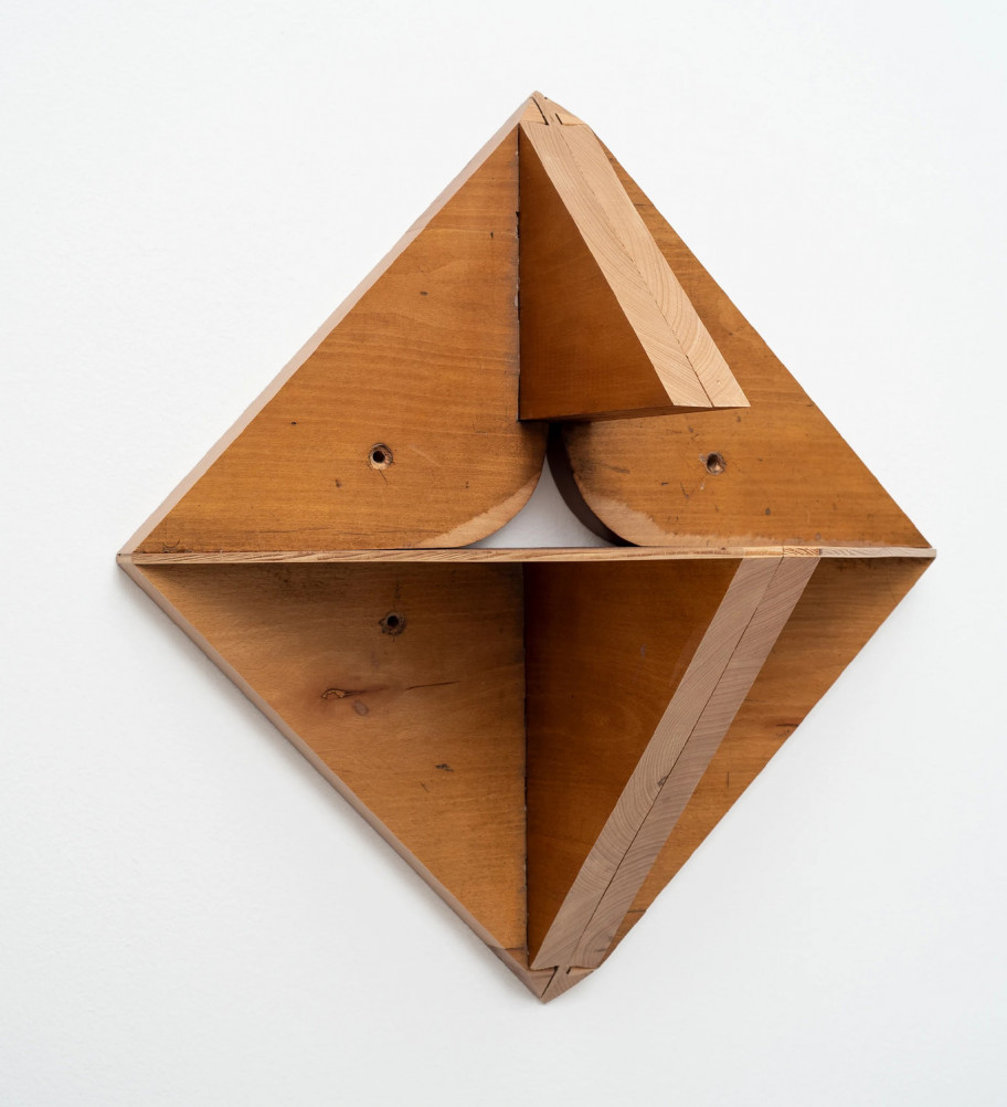Roman Ondak Pyramid, 2018Eckteile eines Kleiderschranks 55 x 53,7 x 27,3 cm 