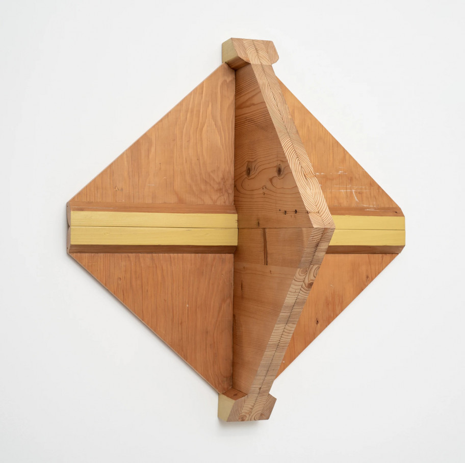 Roman Ondak Pyramid, 2019Eckteile eines Kleiderschranks 75,2 x 70 x 42,6 cm 