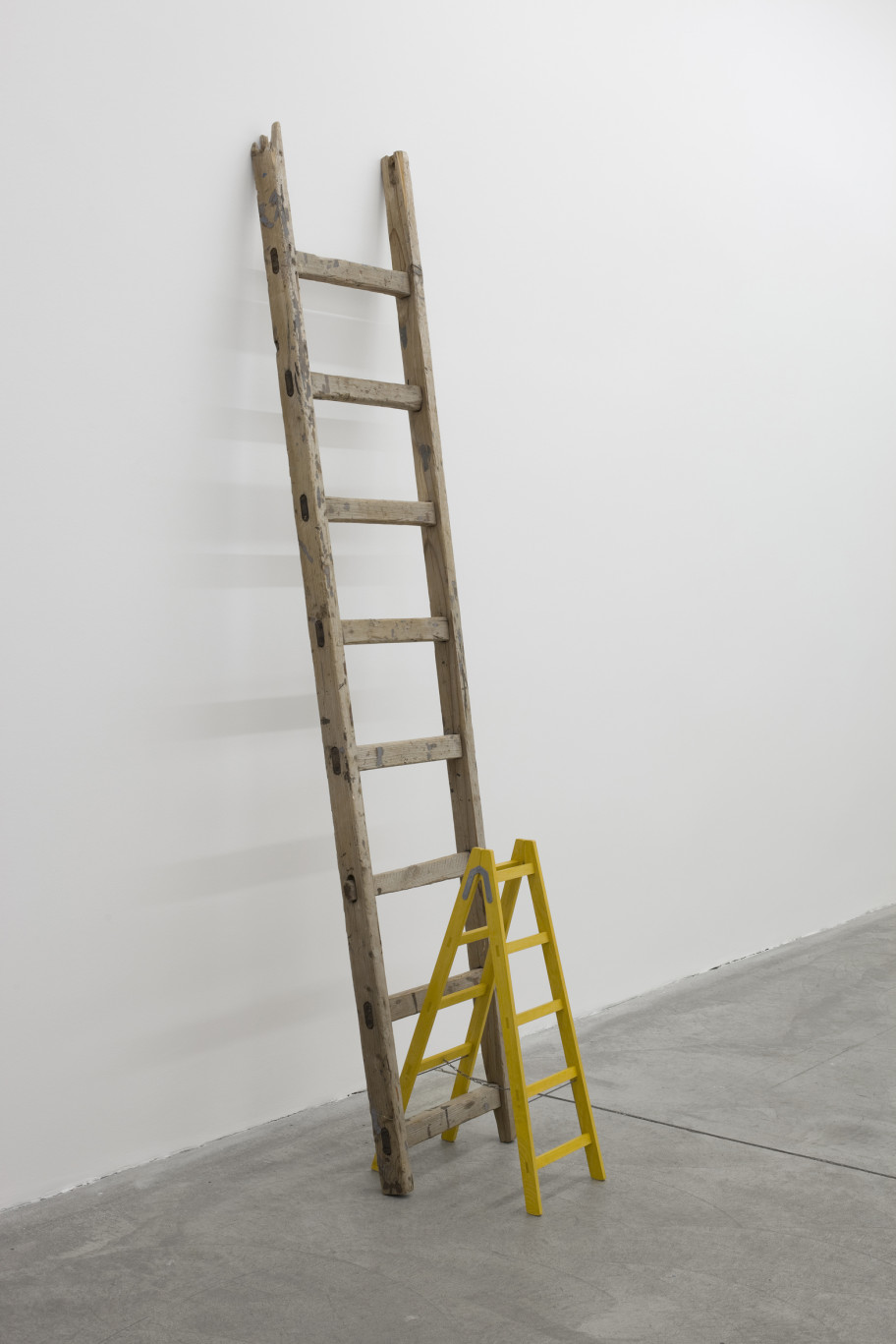 Roman Ondak Third Way, 2013Gefundene Leiter und verkleinertes Modell einer Leiter 211 x 47 x 75 cm 