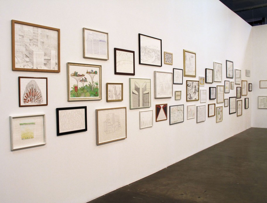 Roman Ondak Futuropolis, 2006Serie von 100 Zeichnungen, angefertigt von Ondaks Freunden und Verwandten, die er gebeten hatte, die zukünftige Megalopolis nach ihren Vorstellungen zu zeichnen. Detail der Installation, 27. Sao Paulo Bienniale 