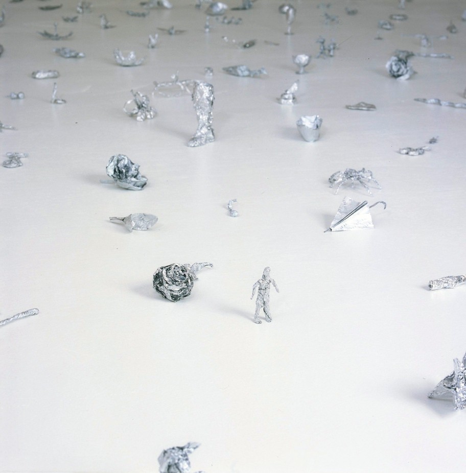 Roman Ondak Passage (Detail), 2004Installation, Tisch, Skulpturen aus Metallfolie 350 x 600 x 90 cm 