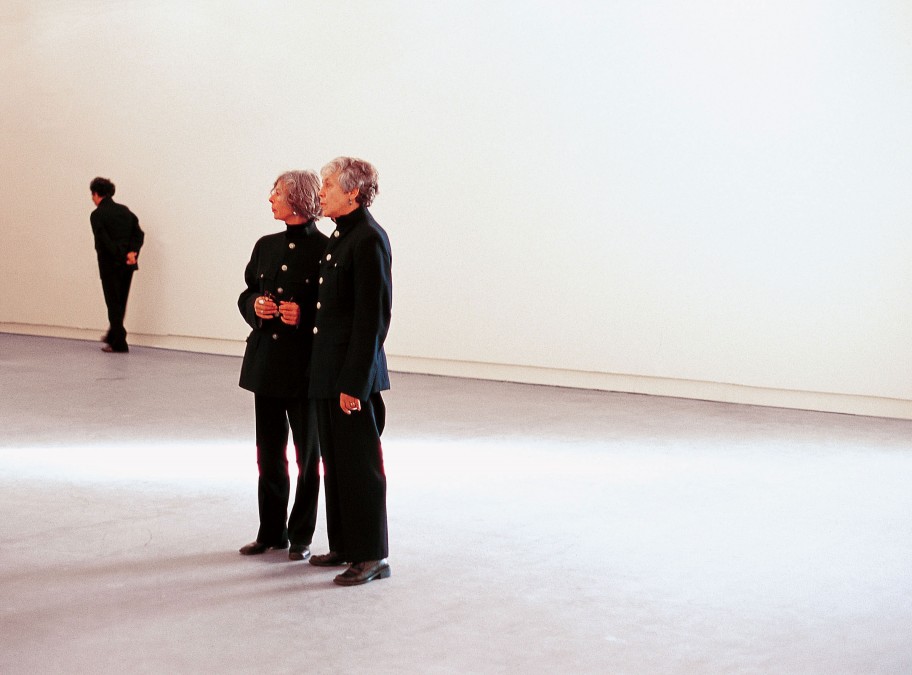 Roman Ondak Silence, Please, 2004Wächter tragen Originaluniformen der Museumswächter aus der Zeit ihrer Geburt Performance im Stedelijk Museum, Amsterdam  