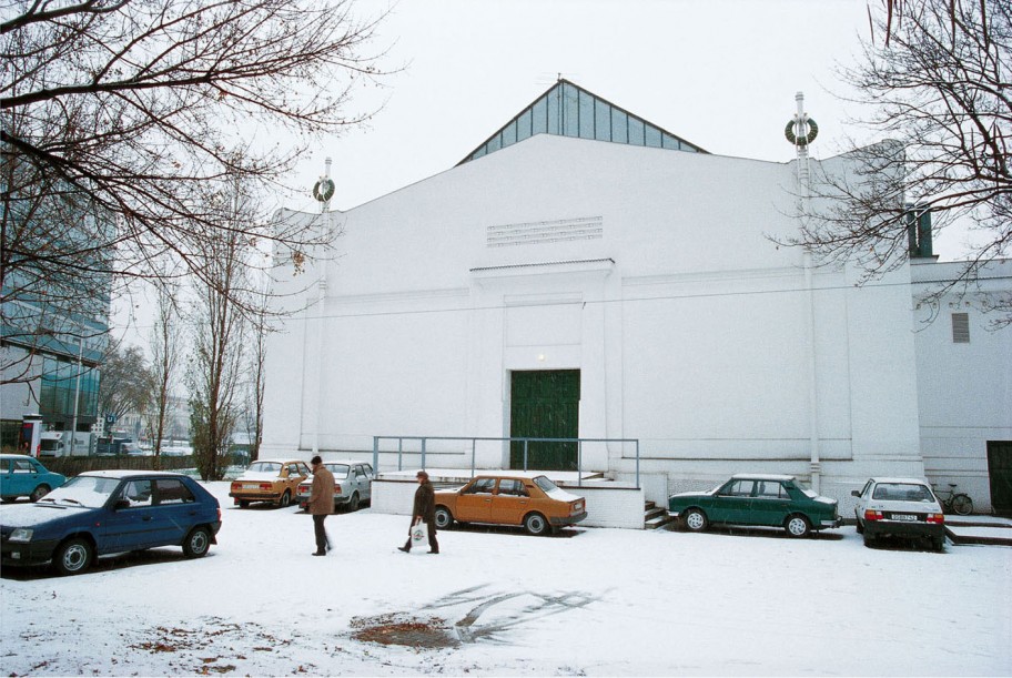 Roman Ondak SK Parking, 2001Skodas aus der Slowakei wurden zwei Monate lang hinter dem Gebäude der Secession in Wien geparkt Aktion und Installation in der Secession, Wien 