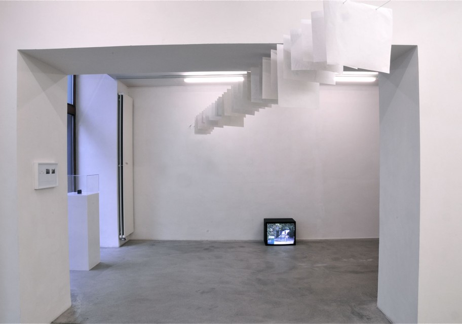 Roman Ondak Ausstellungsansicht Galerie Martin Janda, 2008 