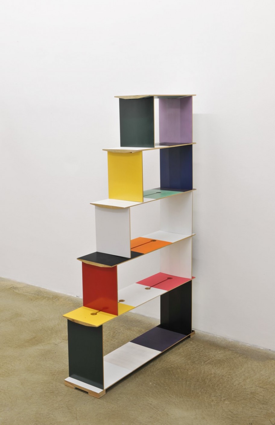 Joe Scanlan Möbel (color chart), 2011Holz, Klebstoff, Emaillack 50 x 150 x 150 cm 