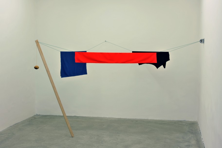 Joe Scanlan Möbel (wite trash), 2011verchromtes Zinn, Schnur, Stoff, Kohlefaser, Aluminium, verzinkter Stahl, Holz 200 x 300 x 250 cm 