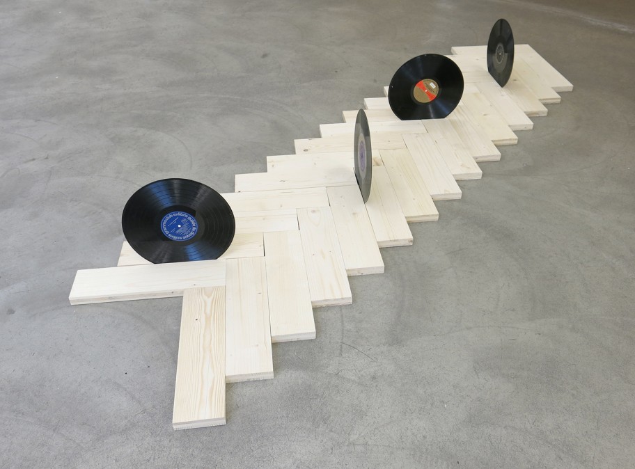 Roman Signer Skulptur mit 4 Schallplatten, 2020 Holz, Schallplatten 30 x 262 x 67 cm 