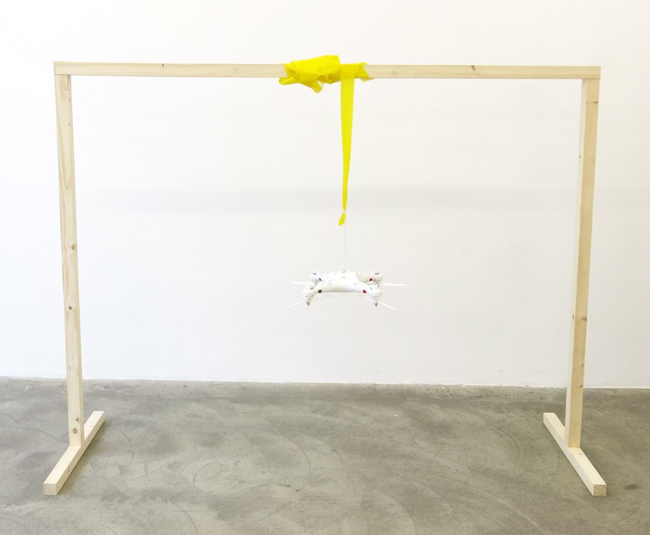 Roman Signer Quadrokopter mit gelbem Band, 2020 wooden frame, ribbon, quadrocopter 154 x 200 x 60 cm 