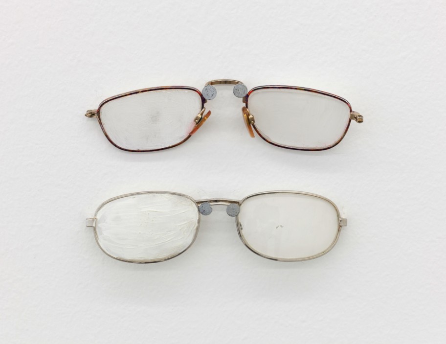 Mladen Stilinović Naocale (Spectacles), 1992acrylic on spectacles 3,5 x 13 cm 