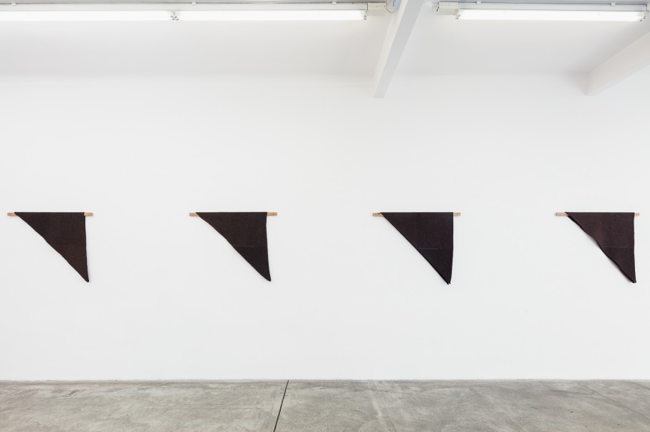 Helen Mirra  Ausstellungsansicht, Galerie Martin Janda, 2020 