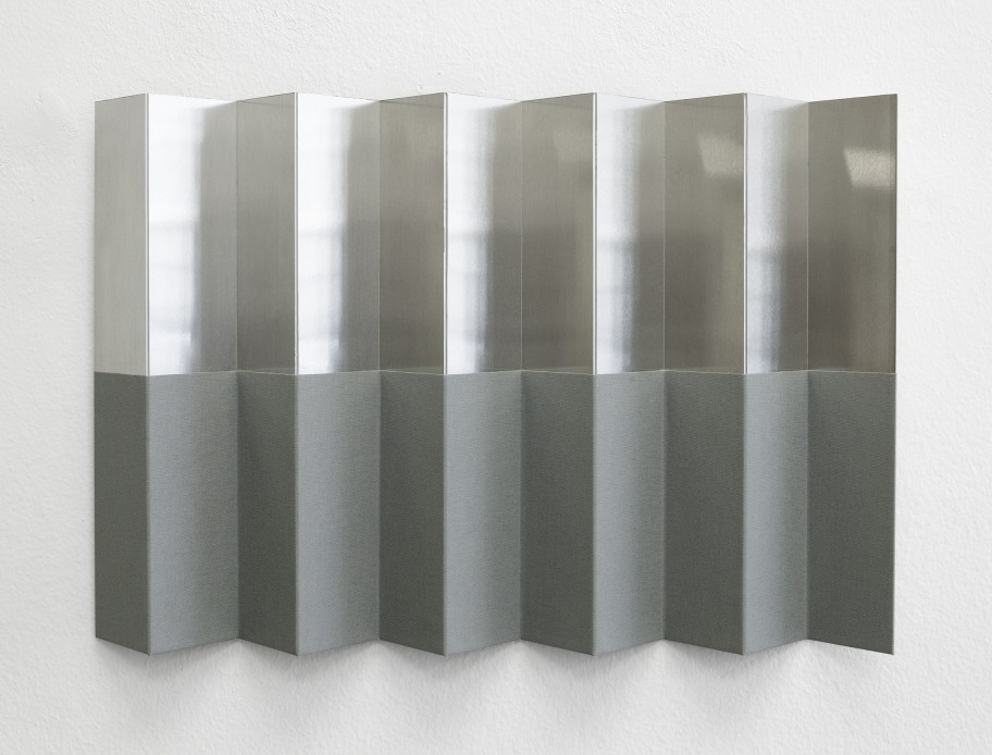 Andreas Fogarasi  Roof Study 09, 2015 Aluminiumblech, Buchbinderleinen 25 x 36,5 x 3,5 cm 