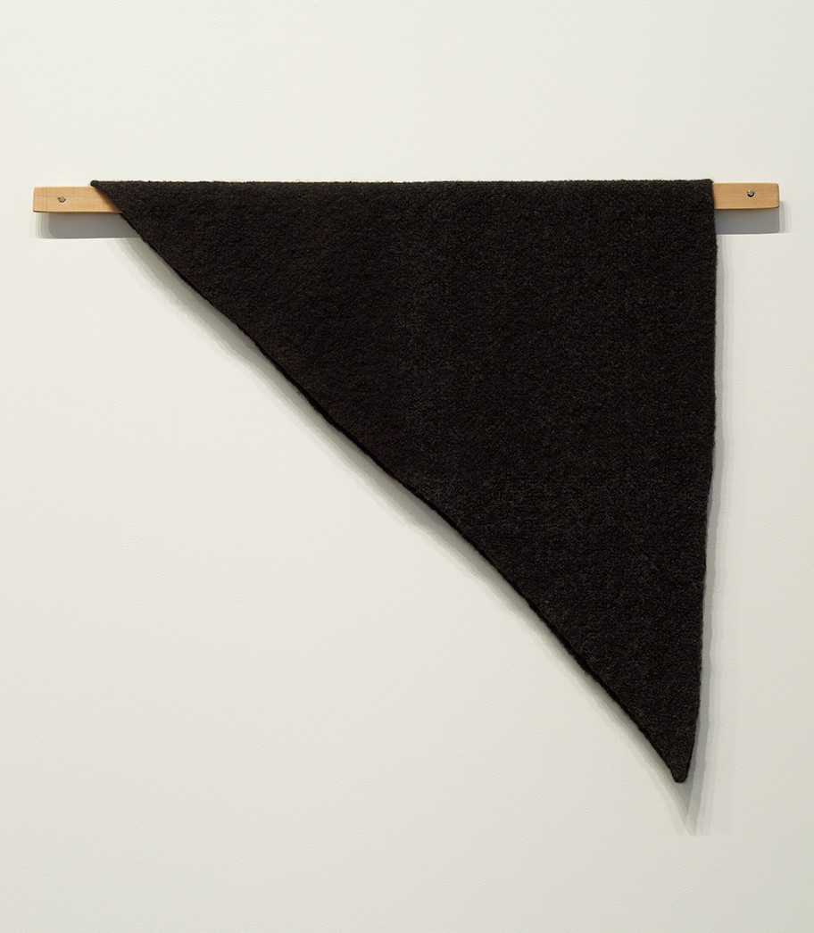 Helen Mirra  Waulked Triangle, 2014 Undyed wool from two black sheep, a strand of wool dyed with Hydnellum concrescens, cork, cedar 79 x 97.2 x 3.8 cm, Courtesy the artist and Galerie Nordenhake Berlin/Stockholm/Mexico City Photo: Carl Henrik Tillberg, Stockholm 