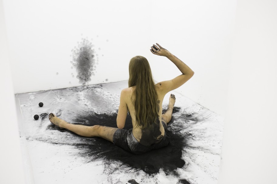 Polly Korbel  Work, 2015 (Foto: Ákos Burg) performance, powdered graphite, rubber balls dimensions variable 