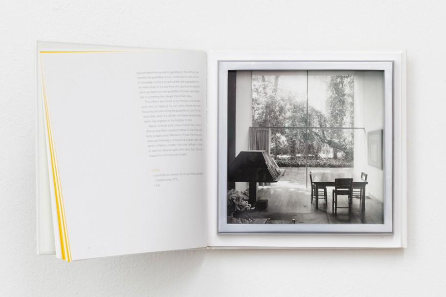 Jill Magid  Interior of Barragán’s House, Photo Alberto Moreno, 2014 Buch, Rahmen 23,5 x 47 cm 