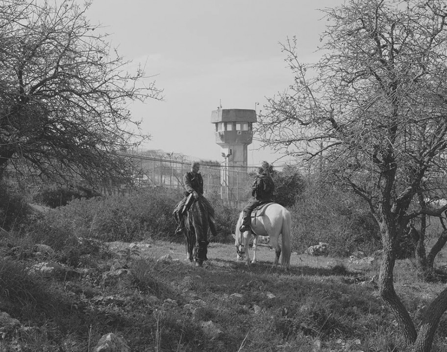 Sharon Ya'ari Men on horses SW-Fotografie 103,5 x 131,5 cm 